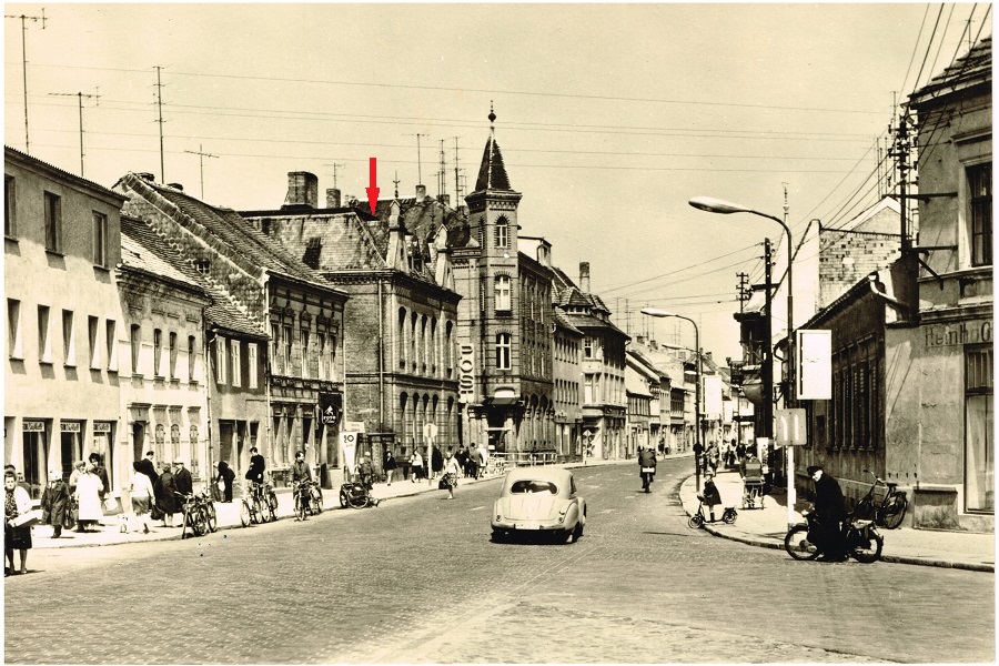 Blick in Breite Straße, 1960, links das Postamt (roter Pfeil)