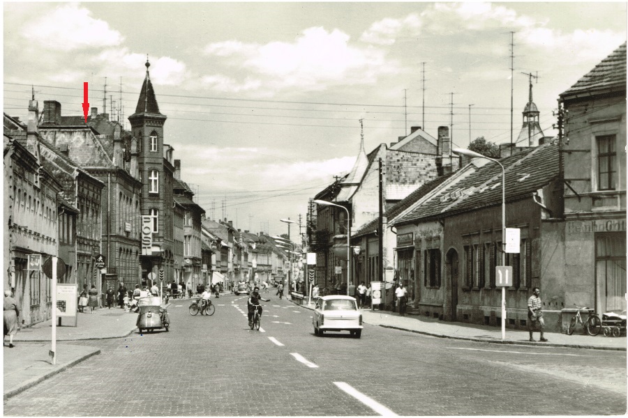Blick in Breite Straße, 1970, links das Postamt (roter Pfeil)